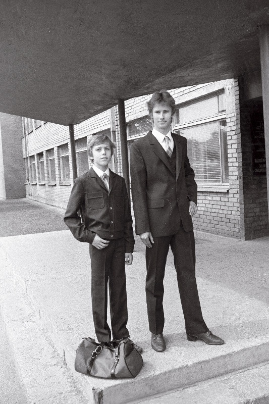 Õmblustootmiskoondises "Baltika" valmistatud koolivorm 1.- 6. ja 7.- 11. klassi poistele.