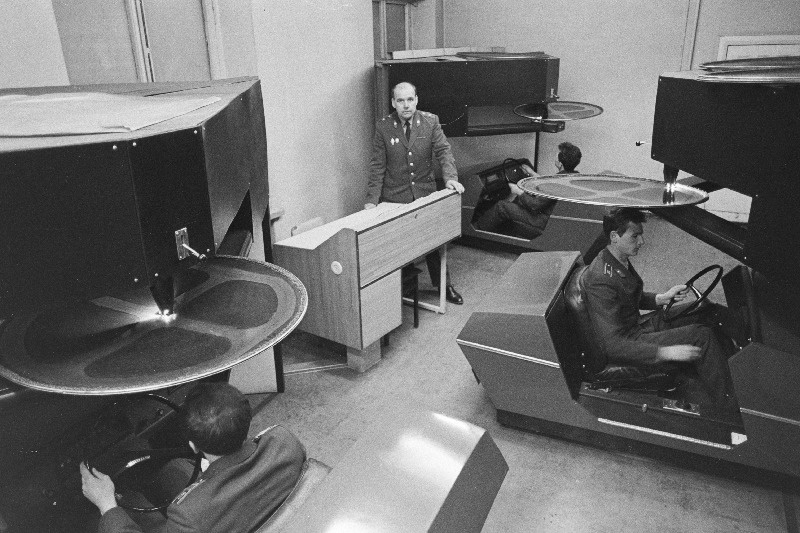 Tallinna miilitsaerikeskkooli õppejõud miilitsmajor Värdi Lokk kontrollib kursantide autojuhtimise oskusi.