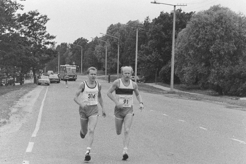 Ajalehe "Rahva Hääl" III rahvajooksu 21 km distantsil on Villy Sudemäe (paremal) ja Lev Zagžetskas.