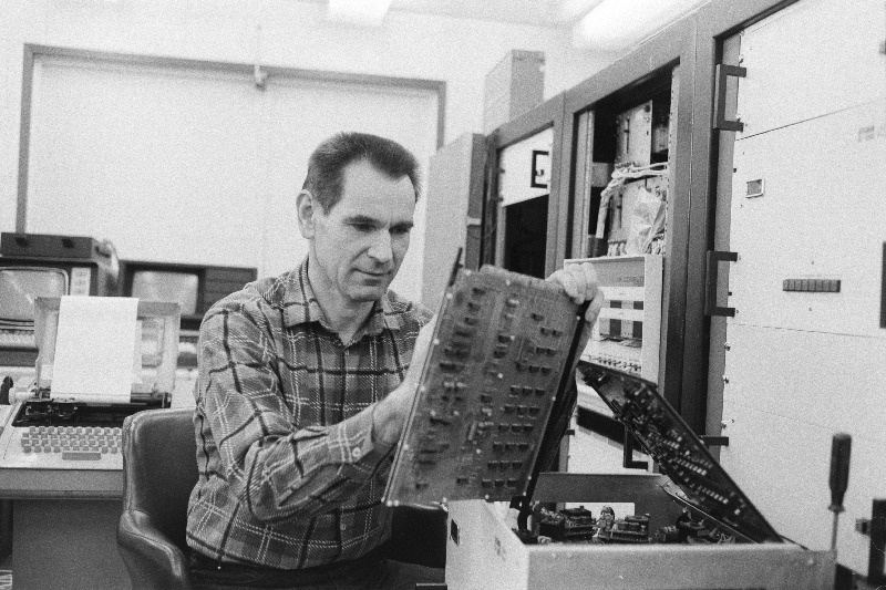 Eesti NSV TA Küberneetika Instituudi juhtimissüsteemide sektori kõneuurimise töörühma grupijuht Mart Rohtla häälestab mälukettaid.