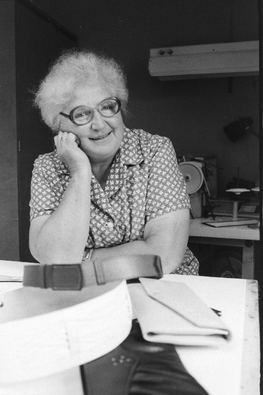 Rahvakunstimeistrite Koondise "Uku" nahatööline Agnes Leidla.