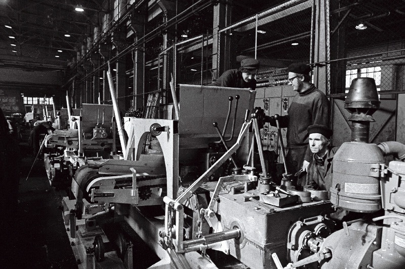 Koondise "Talleks" koostejaoskonna koostelukksepp Vitali Alhimjonok (paremalt), insener Endrik Viitmaa ja insenerkonstruktor Boris Fischer kommunistlikul laupäevakul ekskavaatorite monteerimisliinil töötamas.