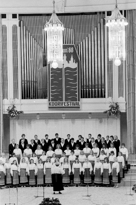 Segakoor Noorus esineb rahvusvahelisel koorifestivalil Tallinn 1988.