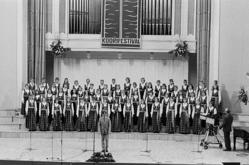 Läti NSV naiskoor Ausma esineb rahvusvahelisel koorifestivalil Tallinn 1988.