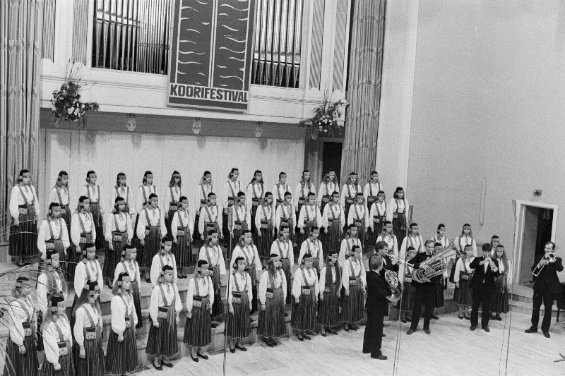 Rahvusvahelise koorifestivali Tallinn 1988 avamisel esineb tütarlastekoor Ellerhein.