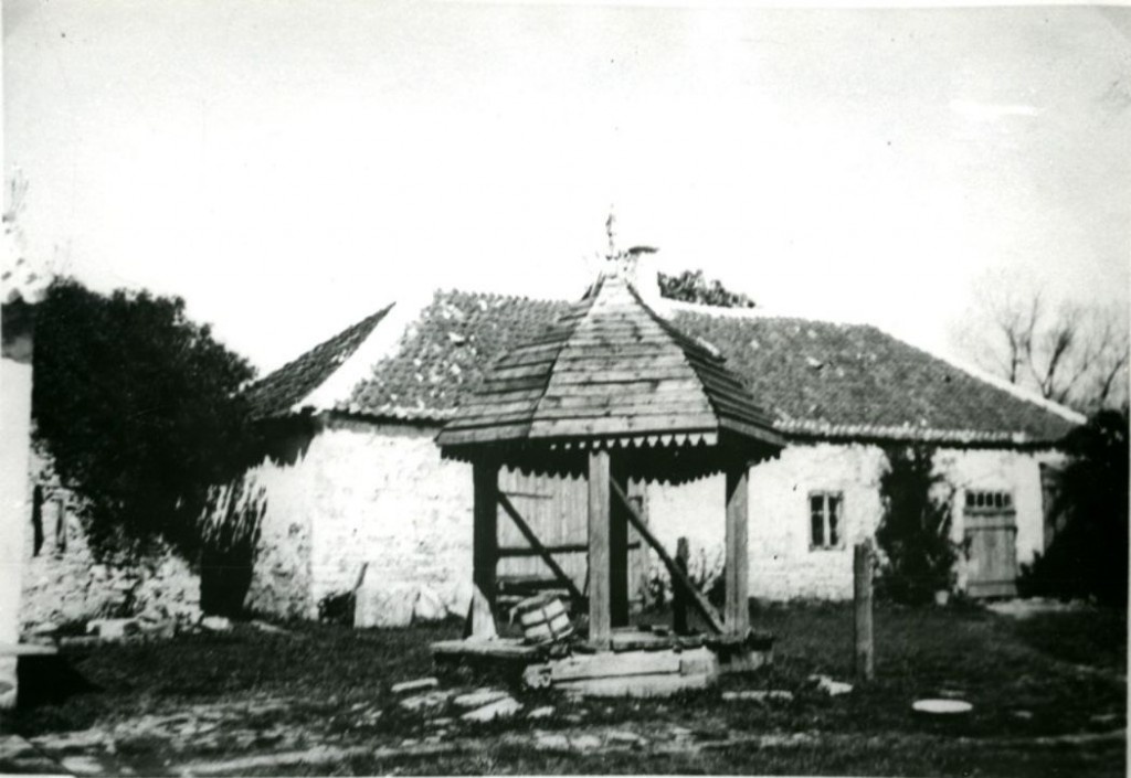 Vaade von Buhrmeisteri kõrvalhoonele Pikk t. 39 hoovi poolt. Esiplaanil varikatusega kaev. SM F 3771:81 F, enne 1943