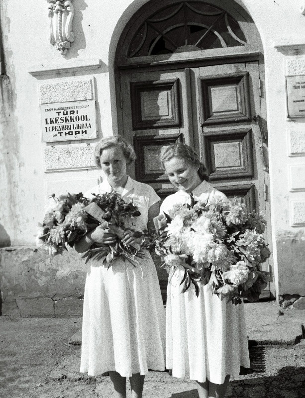 Türi I Keskkooli edukad lõpetajad Silvi Luutus ja Viivi Kaljumäe.