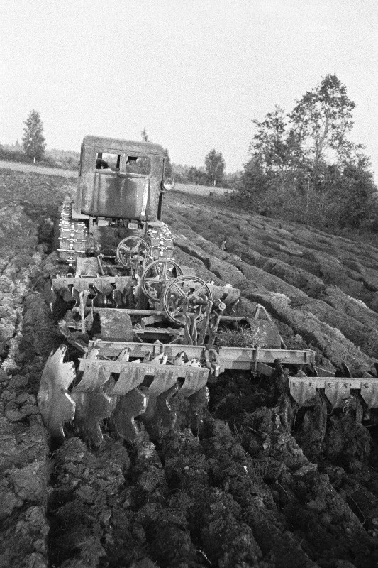 Keila maaparandusjaama traktor randaalimas Rahu kolhoosis.