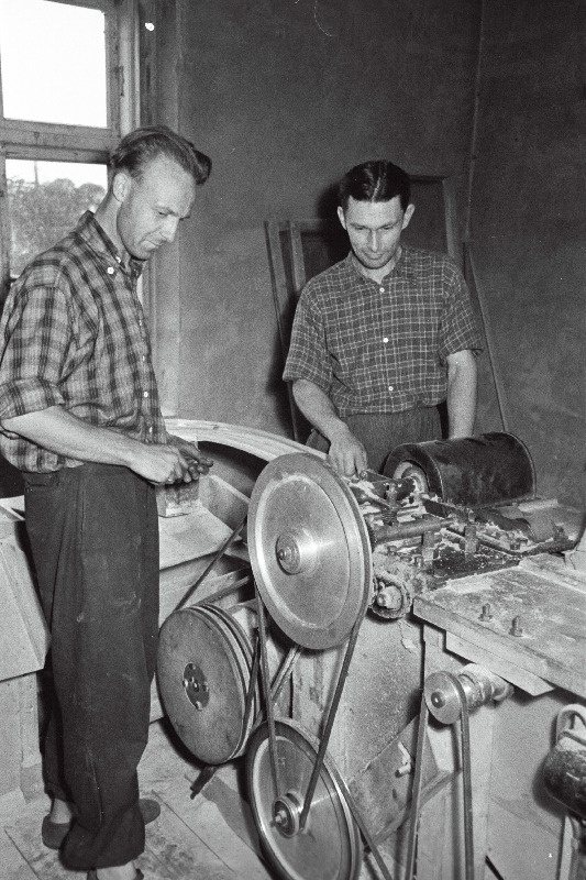 Tarbijate kooperatiivi tööstuskombinaadi Mustla tsehhi mehhaanikatöökoja brigadir Felix Palusaar ja tööline Johannes Lepik masinat täiustamas.