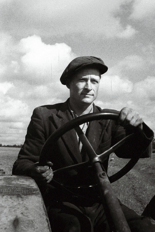 Torma masina-traktorijaama traktorist Hugo Ojaste.