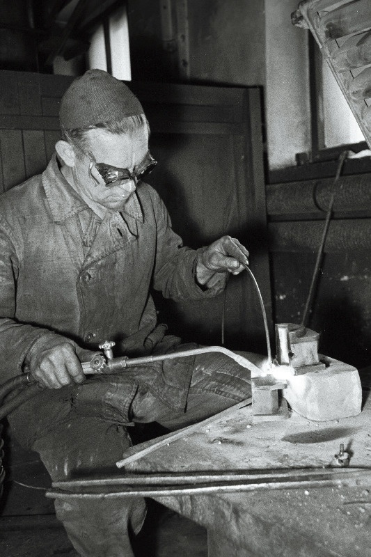 Mõisaküla Raudteetehase Veduridepoo eesrindlik keevitaja Karl Mändmets tööl.