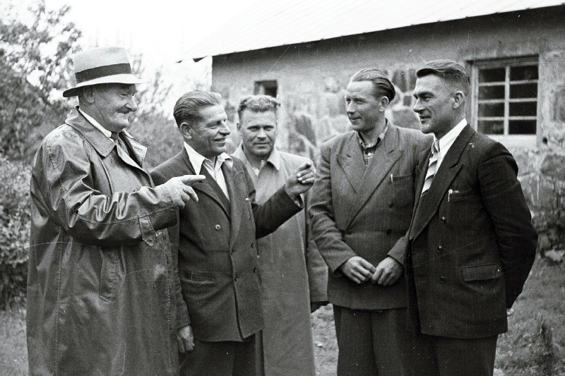 Läti NSV Rujiena rajooni Liesma kolhoosi esimees Petersons ja endise Abja rajooni Uue Võidu kolhoosi esimees Vahelaid, Tähe kolhoosi esimees Luts, Tasuja kolhoosi esimees Oskar Jaanhold ja Võidu kolhoosi esimees Liivak nimetatud rajoonide vahelise sotsialistliku võistluse kogemusi vahetamas.