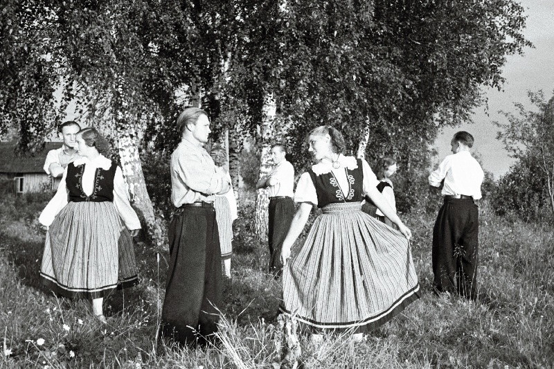 Antsla kultuurimaja ja tarbijate kooperatiivi isetegevuslased harjutusel.