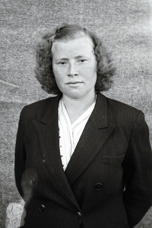 Kaardiväelase kolhoosi lüpsja-karjatalitaja Edith Räni.