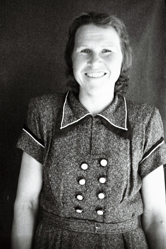 Käravete sovhoosi lüpsja-karjatalitaja Albertina Stepanova.