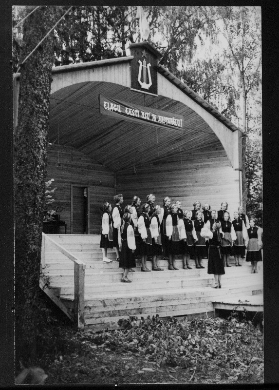 Tapa kultuurimaja naiskoor esinemas üleliidulisel raudteelaste päeval Neerutis, Sadulamäel.