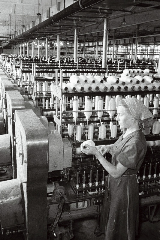 Puuvillakombinaadi Kreenholmi Manufaktuur Joala kudumisvabriku kuduja Marta Lohi.
