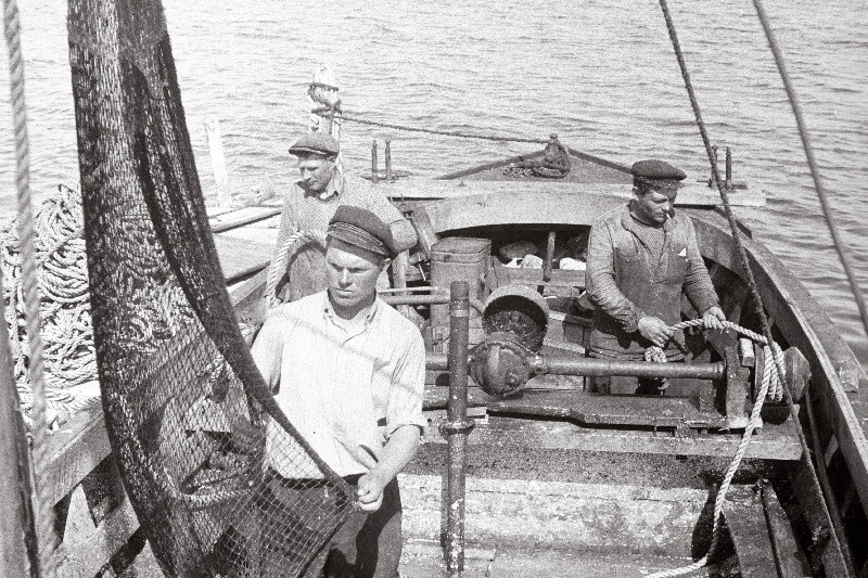 Kolhoosi Ranna Kalur kalurid Meinhard Armuand, Ruuben Õnnis ja Arnold Mölder valmistumas lestapüügile sõiduks.