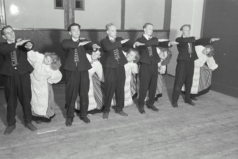 Kärdla rahvatantsurühm harjutamas.