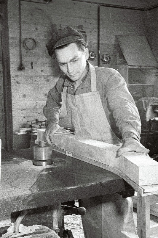 Väike-Maarja Rajooni Tööstuskombinaadi veovahendite tsehhi töötaja A. Ruttu oma töö juures.