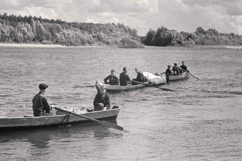 Võru Pioneeride Maja matkajad Koiva jõel.