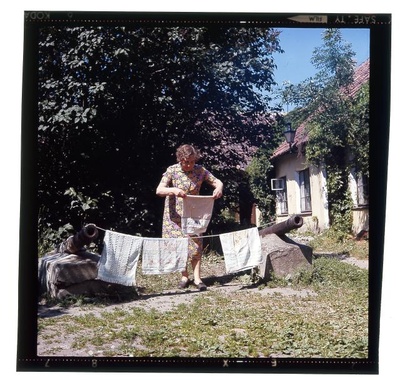 Toompeal kahurid. Vanem naisterahvas pesu kuivama riputamas.  similar photo