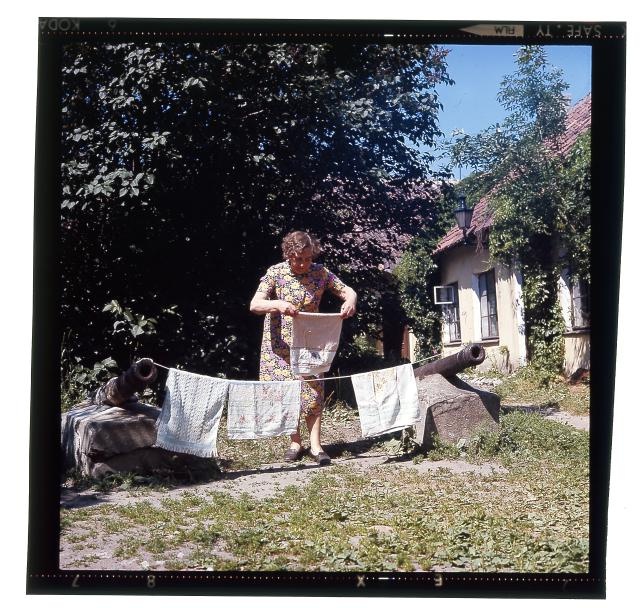 Toompeal kahurid. Vanem naisterahvas pesu kuivama riputamas.