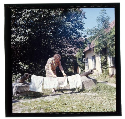 Toompeal kahurid. Vanem naisterahvas pesu kuivama riputamas.  similar photo