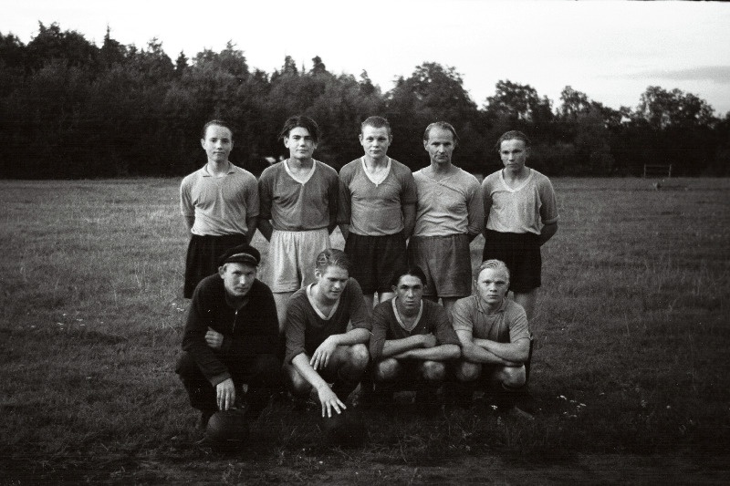 Eesti NSV maanoorte 3. suvespartakiaad Viljandis. Kärstna noorte jalgpallimeeskond, esireas vasakult Hine Meeskonna kapten Jaan Tamm.