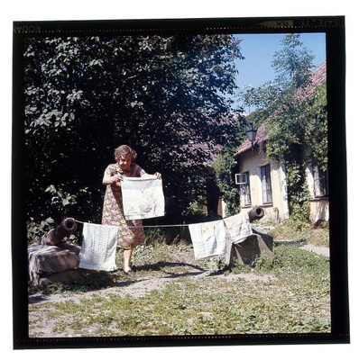 Toompeal kahurid. Vanem naisterahvas pesu kuivama riputamas.  similar photo