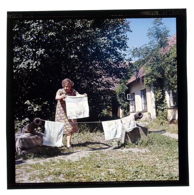 Toompeal kahurid. Vanem naisterahvas pesu kuivama riputamas.