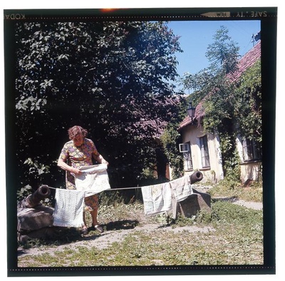 Toompeal kahurid. Vanem naisterahvas pesu kuivama riputamas.  similar photo