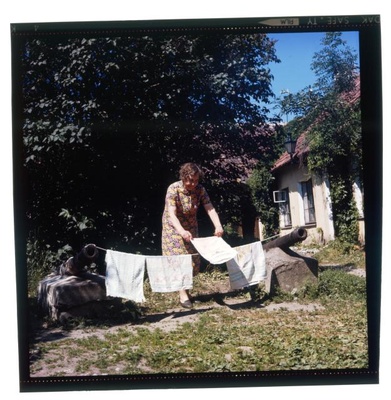 Toompeal kahurid. Vanem naisterahvas pesu kuivama riputamas.  similar photo