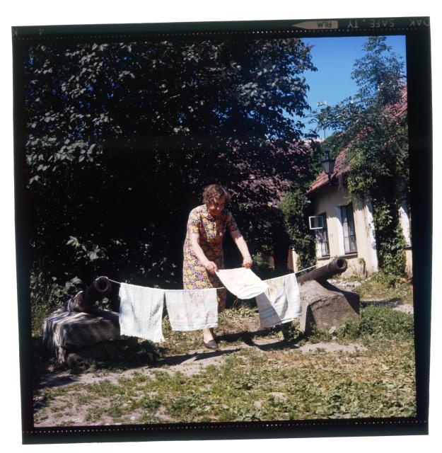 Toompeal kahurid. Vanem naisterahvas pesu kuivama riputamas.