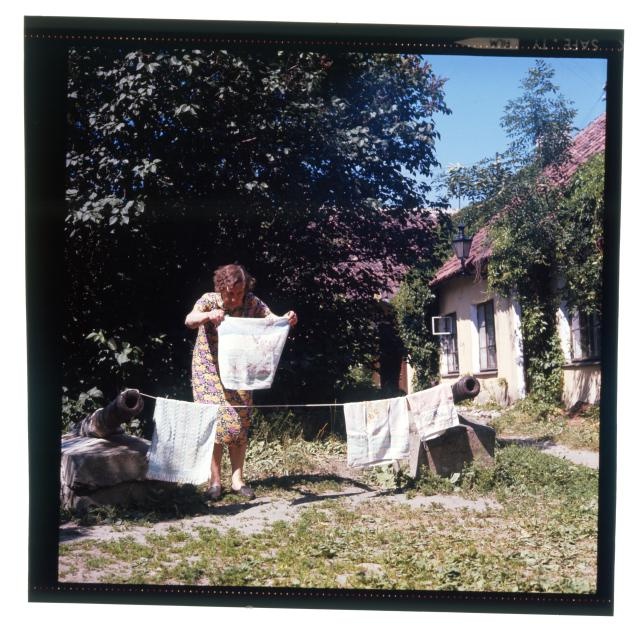 Toompeal kahurid. Vanem naisterahvas pesu kuivama riputamas.