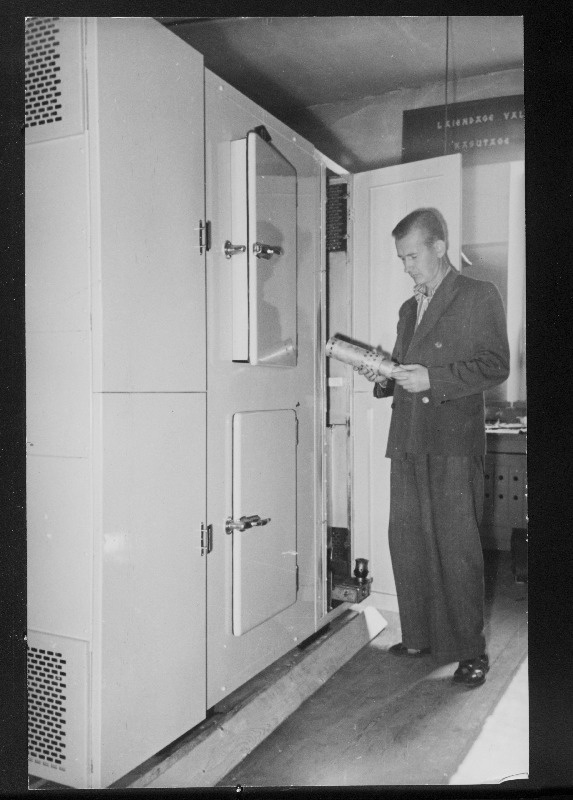 ETKVL Tööstuskontori külmutuskappide tsehhi meister Ants Karemaa külmutussealdiste juures.