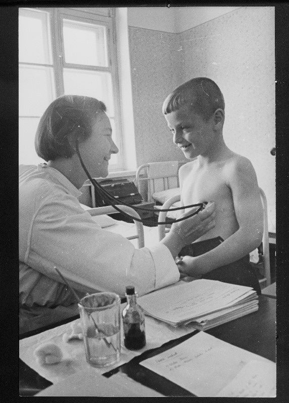 Jaoskonnaarst Selma Kuljus teostab arstlikku järelvaatust Saverna Keskkoolis.