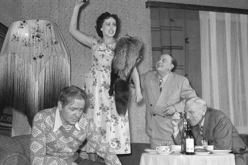 Stseen A. Hindi näidendist Peibutuslaul RT Vanemuine esituses. Näitlejad A. Kasuk - Tõnis Hoopkauba osas, Heli Viisimaa - Lidia Laueri osas, Aleksander Mälton ja Ants Lauter - Harald Laueri osas.