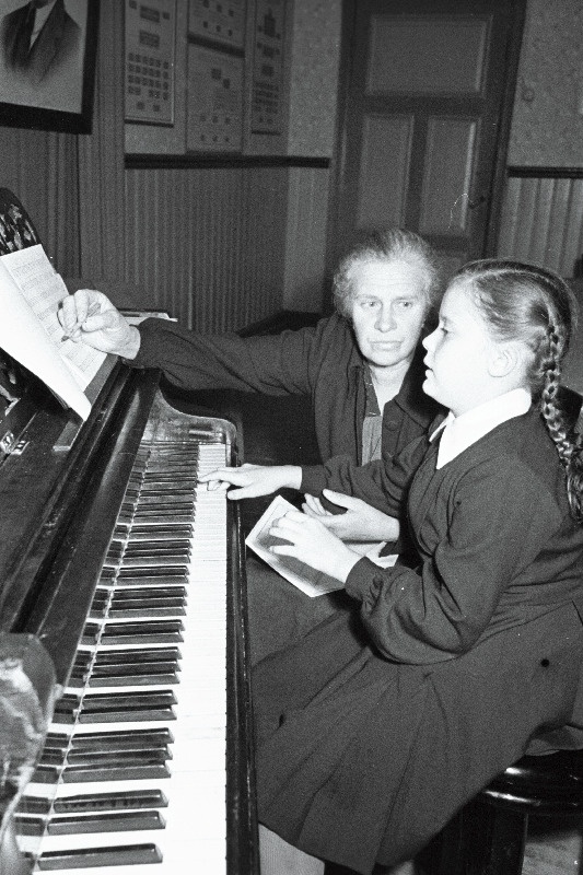 Võru Muusikakooli õppejõud J. Kubarovskaja tunnis.