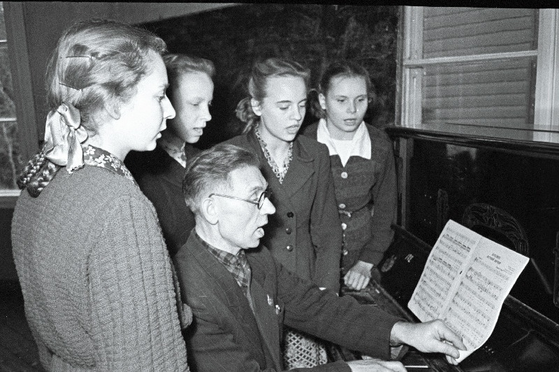 Vigala-Peru 7- klassilise Kooli õpilased Talvi Kiir, Marju Mander, Linda Tondi ja Antonina Kirbo õpetaja Mihkel Saiaga noorsoofestivaliks valmistumas.