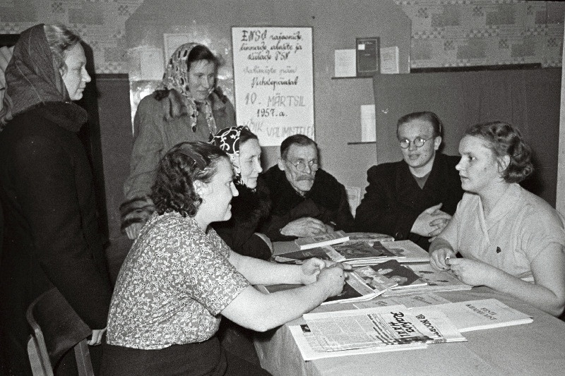 Kivi-Vigala rahvamaja juhataja Töörahva Saadikute Nõukogu kandidaat Luule Pauts valijatega vestlemas.