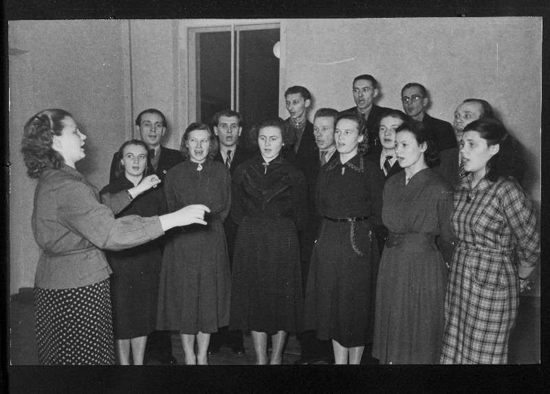 Kallaste kultuurimaja segakoor Alli Dolgoševa juhatusel harjutamas.