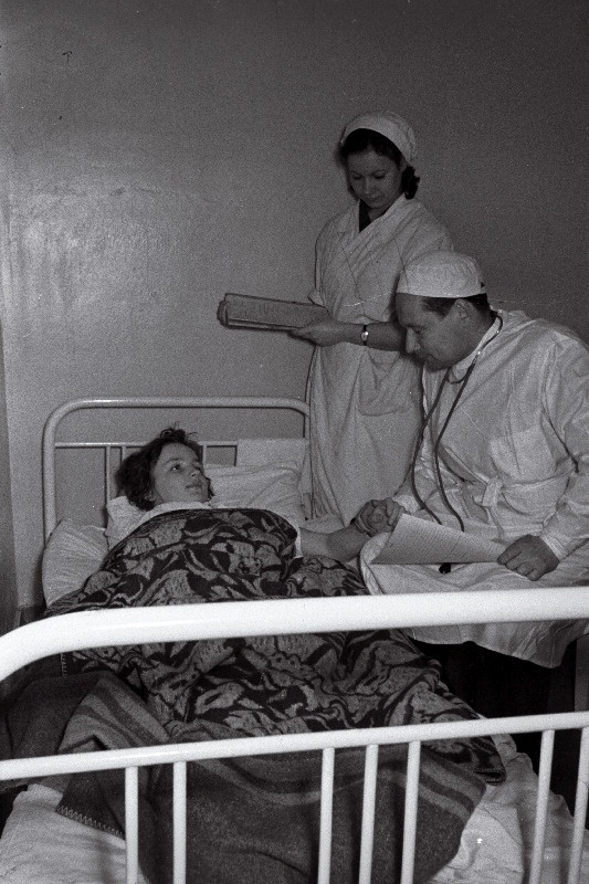 Kallaste haigla peaarst Heino Järk ja valveõde Veera Maraševa palatis visiidil.