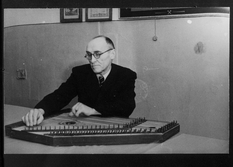 Abja isetegevuslane Johannes Aal omavalmistatud kandleid mängimas.