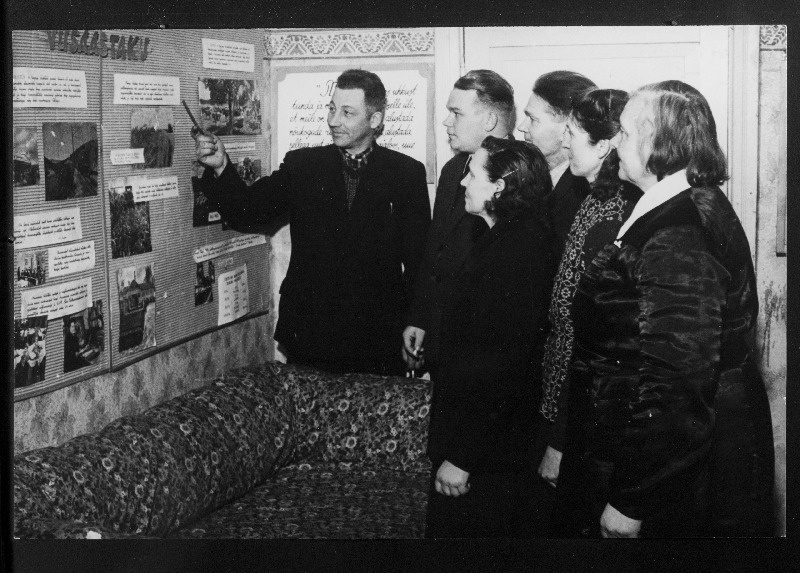 Bolševiku kolhoosi esimees Alfred Roosenberg tutvustab külalistele Lätimaalt oma kolhoosi saavutusi.