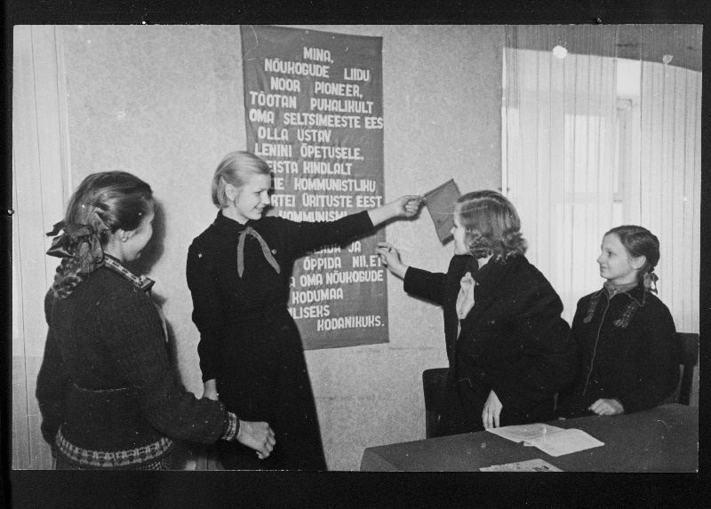 Anija 7-klassilise Kooli õpilasele L. Rohule õpetab lippudega signaliseerimist vanempioneerijuht L. Tikker.