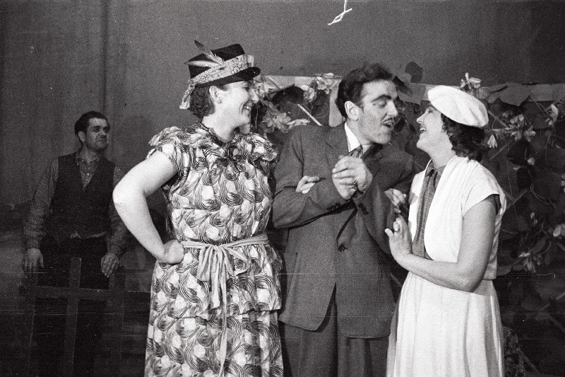 Stseen Paide kultuurimajas lavastatud H. Raudsepa komöödiast Mikumärdi.