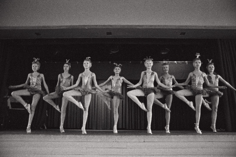 "Jaaniussikeste tants" Tallinna 46. Keskkooli koreograafilise ansambli esituses.