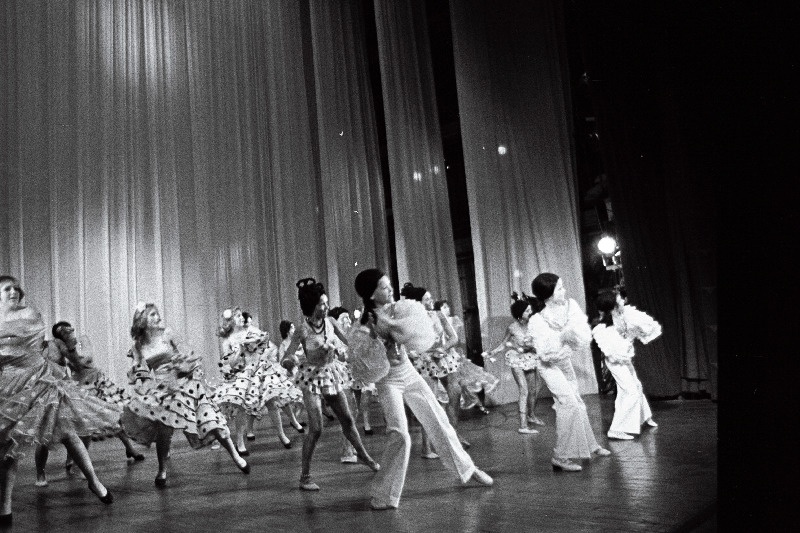 Tantsusüit "Viva Cuba" Tallinna 46. Keskkooli koreograafilise ansambli esituses.