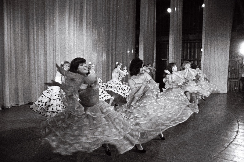 Tantsusüit "Viva Cuba" Tallinna 46. Keskkooli koreograafilise ansambli esituses.